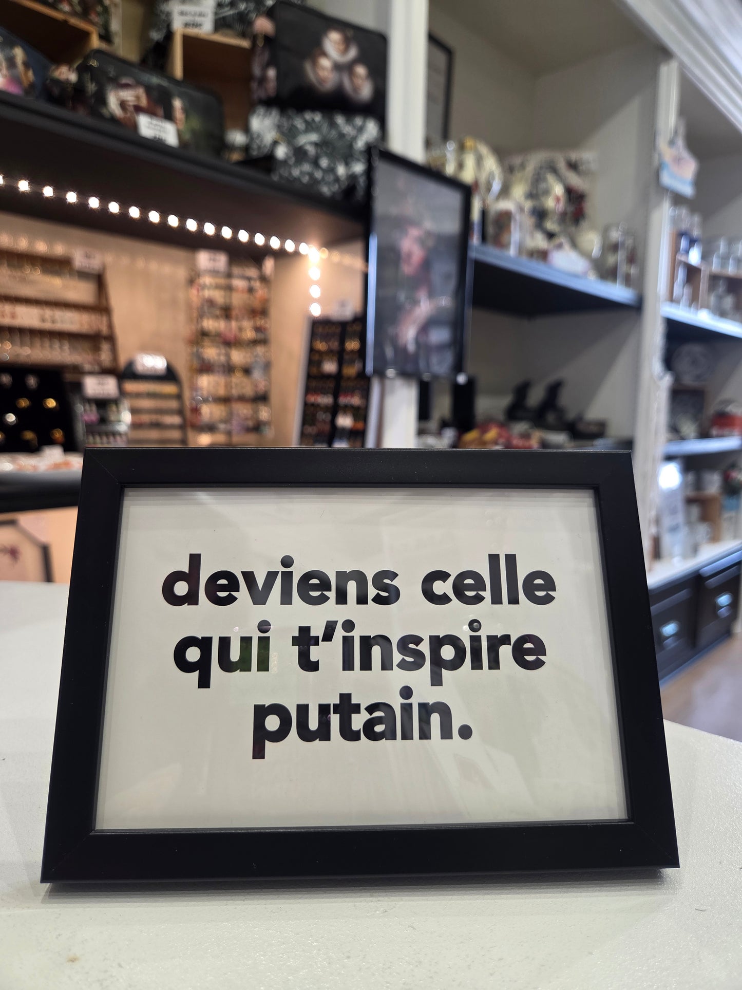 Cadre noir " deviens celle qui t'inspire putain "