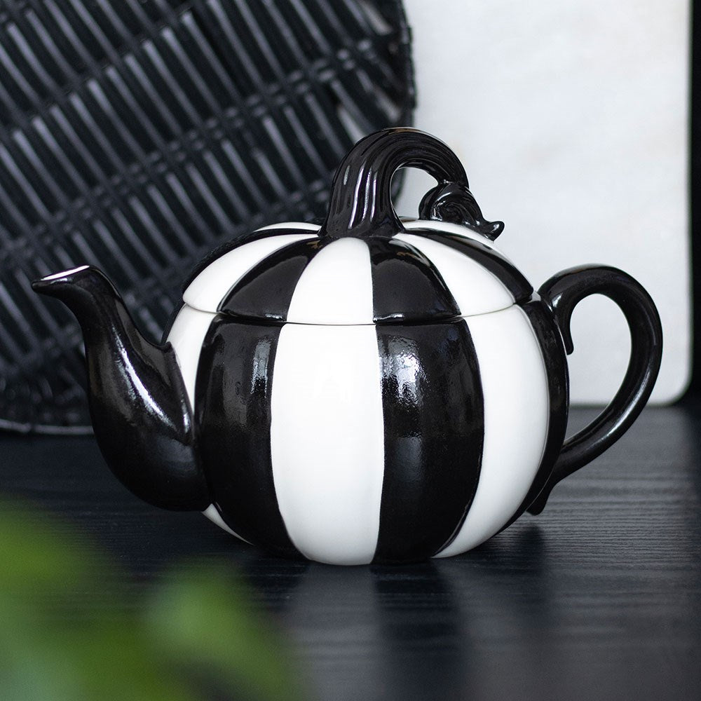 Théière a rayure noir et blanche en forme de citrouille style tim burton