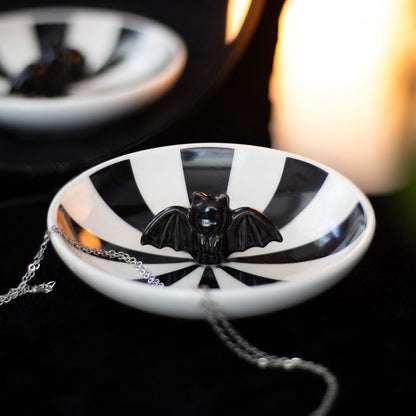 Range bibelot rayé style tim burton avec petite chauve souris gothic