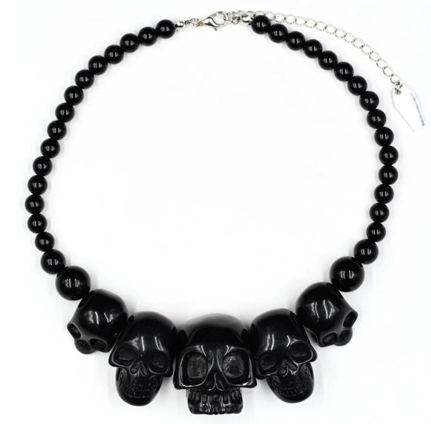 Collier gothique  noir avec cinq têtes de mort et perles en résine Kreepsville 666