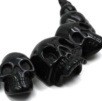 Collier gothique  noir avec cinq têtes de mort et perles en résine Kreepsville 666